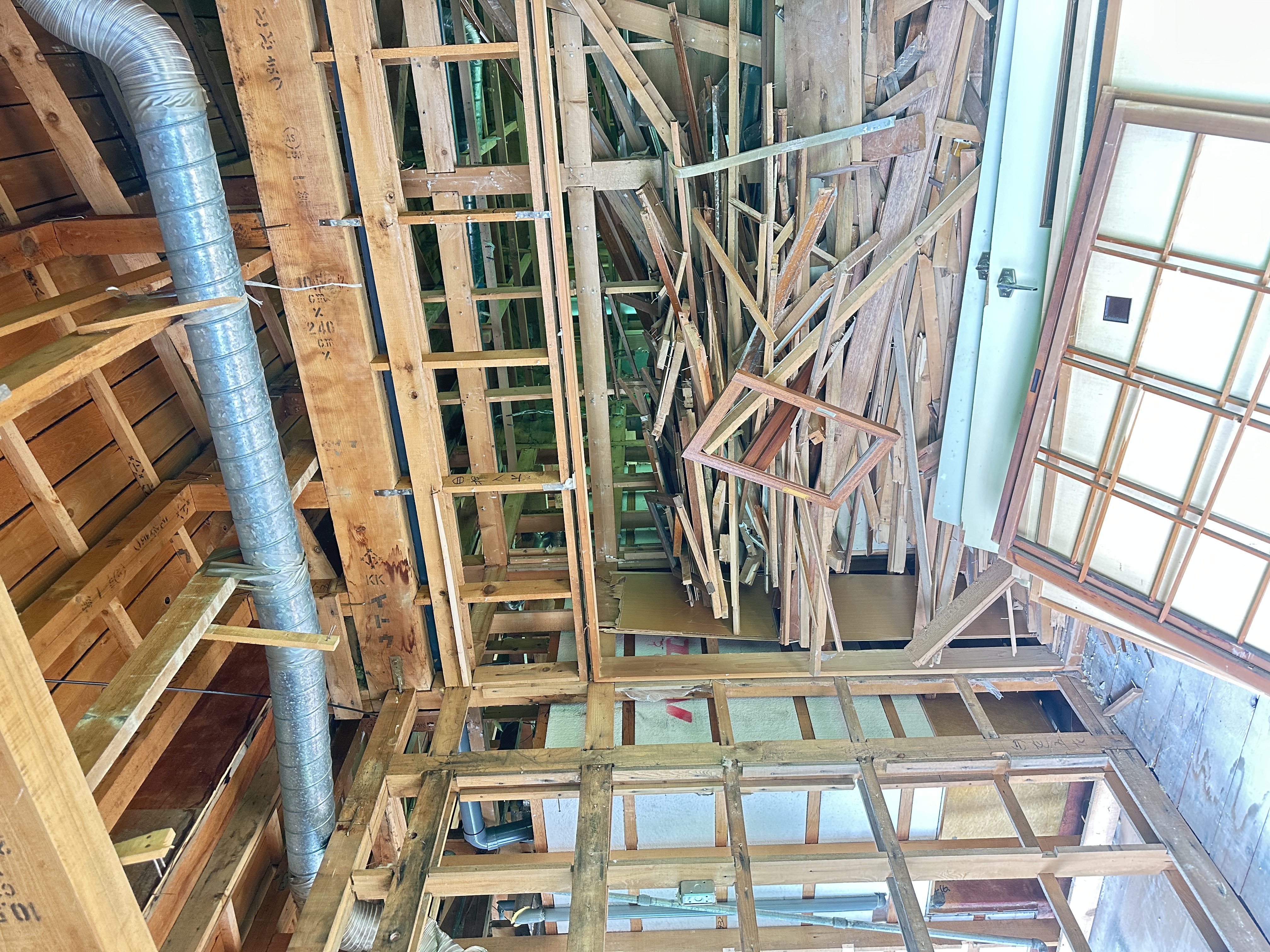 内部木造構造の解体作業