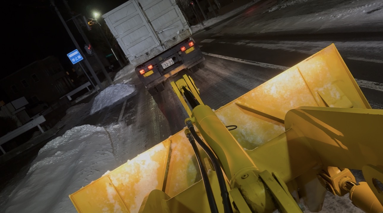 札幌市北区あいの里 夜間除雪作業 ローダーとダンプ排雪